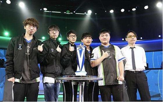 随后又签下 随后又签下